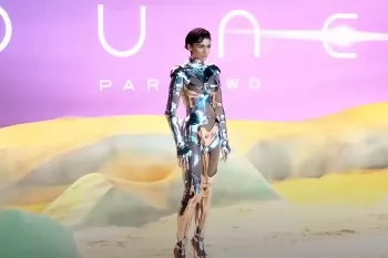Зендая пришла в костюме робота и оголила ягодицы на премьере "Дюны 2"