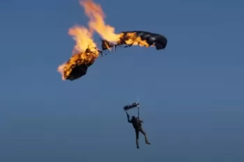 Том Круз установил рекорд в прыжках с горящим парашютом