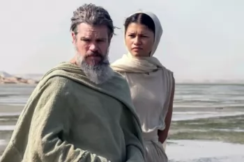 Зендая предстала в образе Афины из фильма "Одиссея"