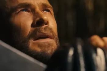 Тор просит о помощи в тизер-трейлере фильма "Мстители: Судный день"