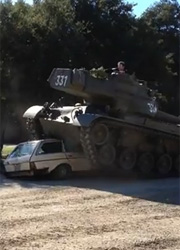 Шварценеггер прокатил журналистов на собственном танке
