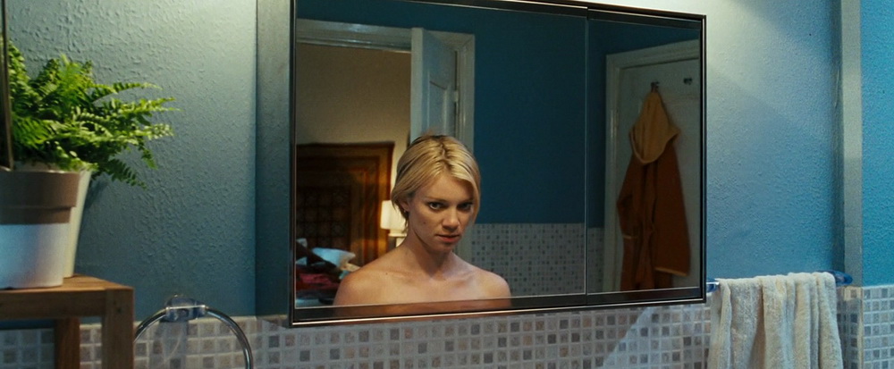 Трахает жену в просторной ванне перед зеркалом