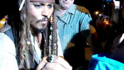 Джонни Депп общается с фанатами на съемках "Пираты Карибского моря 4: На странных берегах"