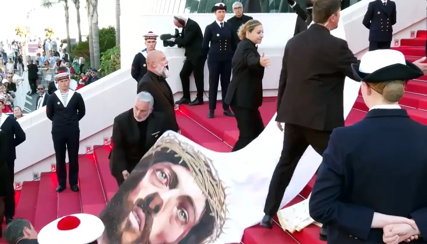 На Каннском кинофестивале случился скандал из-за платья с Христом