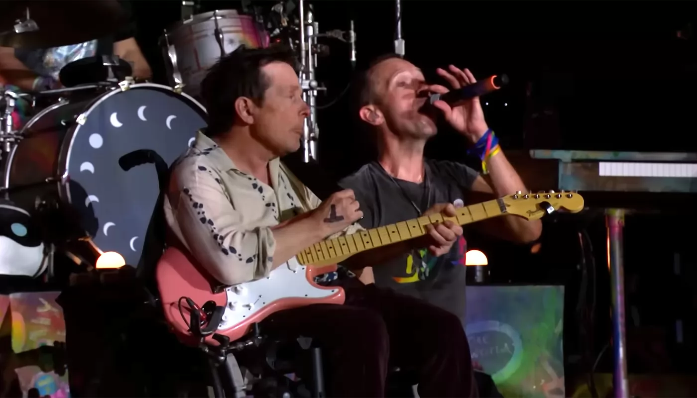 Майкл Дж. Фокс сыграл с Coldplay хит из Назад в будущее