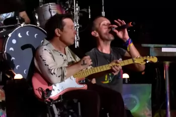 Майкл Дж. Фокс сыграл с Coldplay хит из "Назад в будущее"