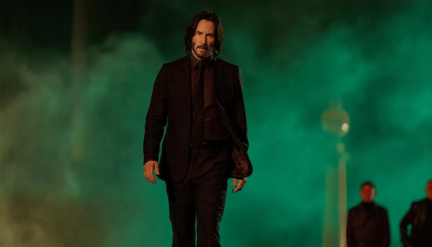 Киану Ривза заметили на костылях c ледяными компрессами