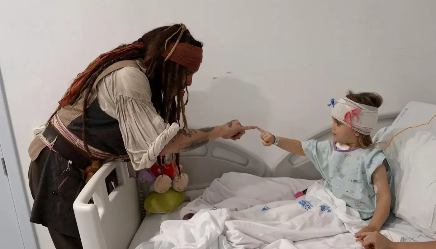 Джонни Депп в образе Джека Воробья навестил больных детей