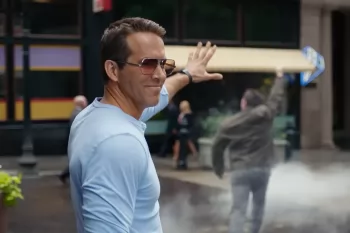 Warner Bros. отложила фильм с Райаном Рейнольдсом и Джейсоном Момоа