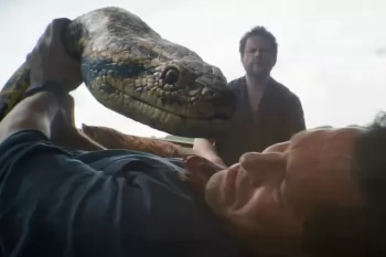 Гигантская змея атакует в трейлере фильма "Анаконда"