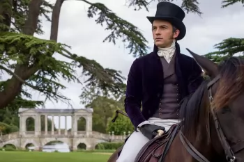 Звезда сериала "Бриджертоны" назван самым сексуальным мужчиной