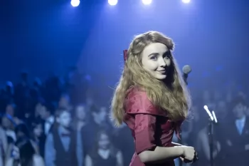 Сабрина Карпентер возглавит мюзикл "Алиса в Стране чудес"