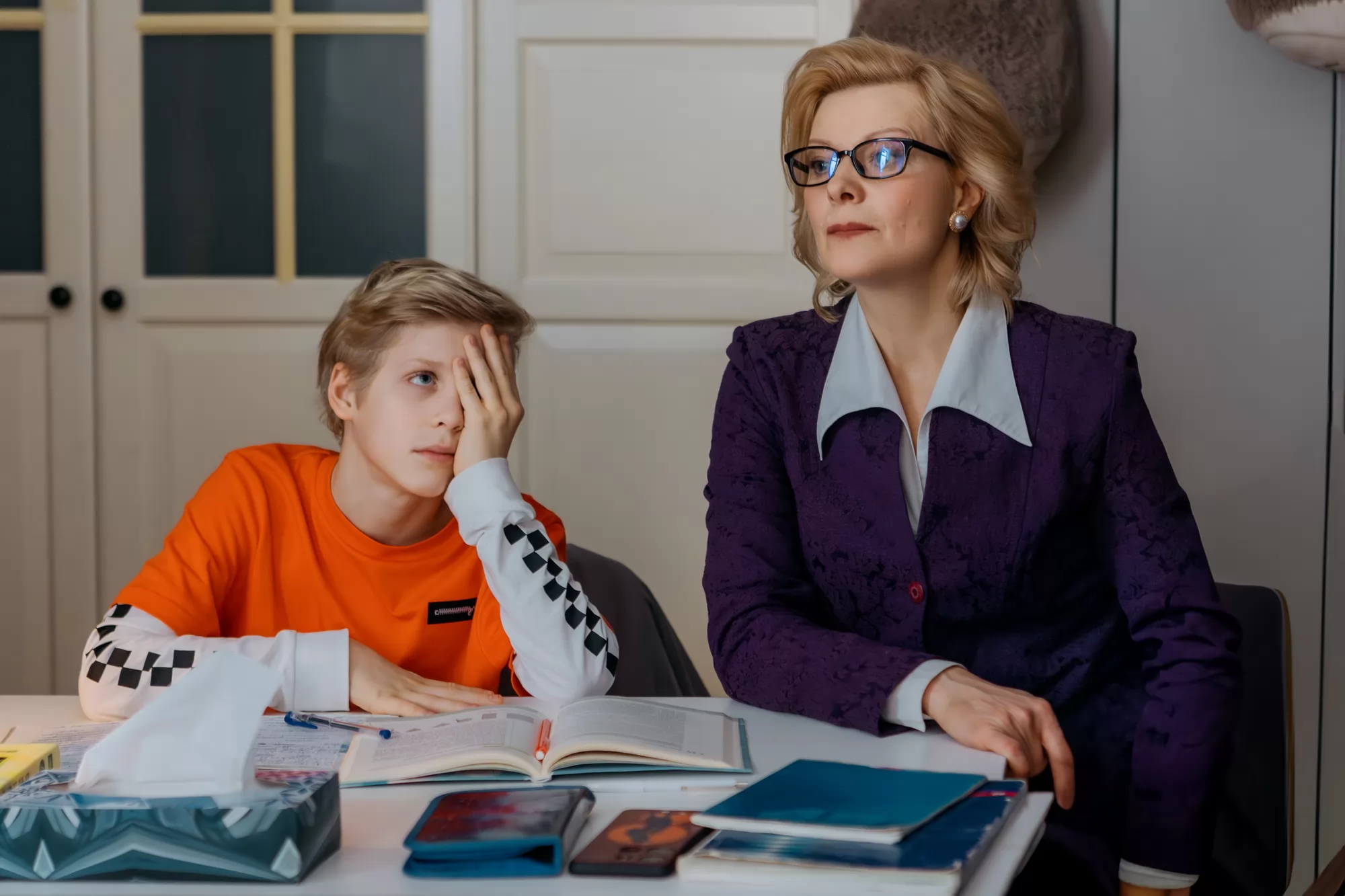 Сериал Одни дома (2025). Кадр N262904