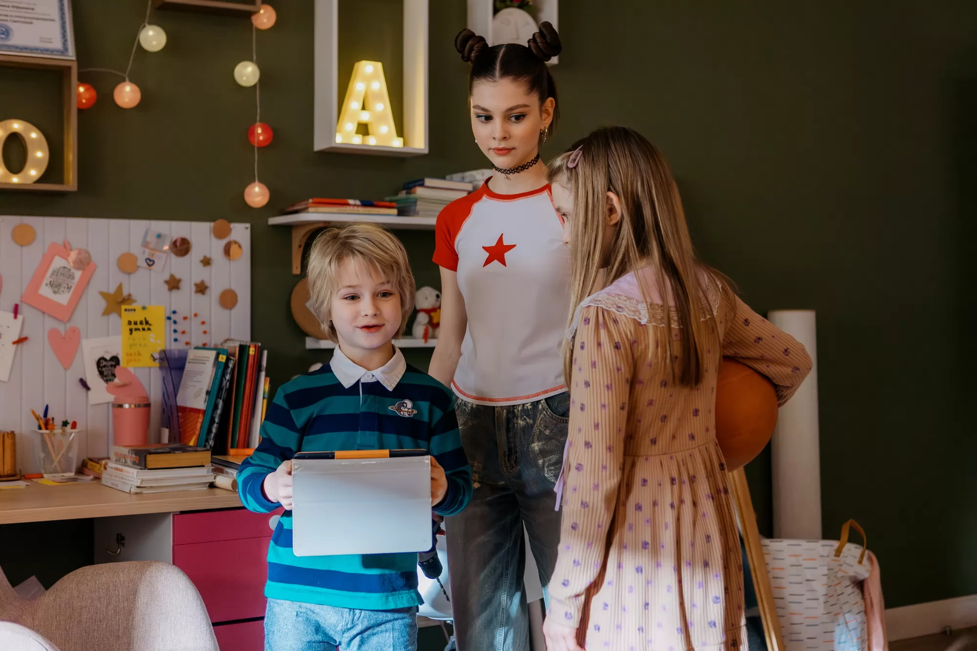 Сериал Одни дома (2025). Кадр N262907