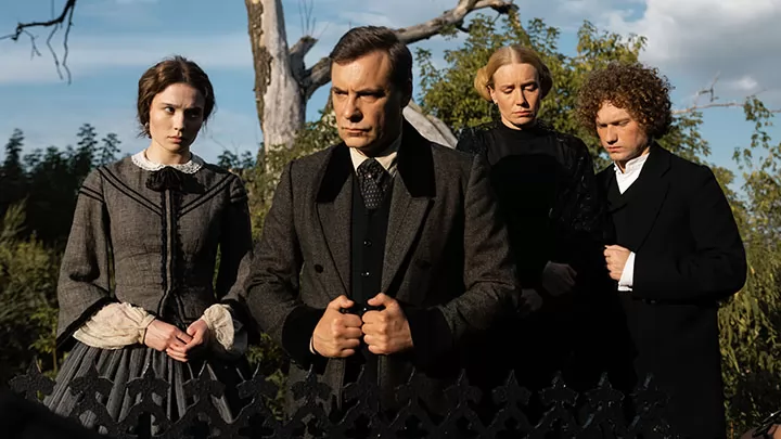 Евгений Цыганов и Евгения Леонова в трейлере российского фильма "Семейное счастье"