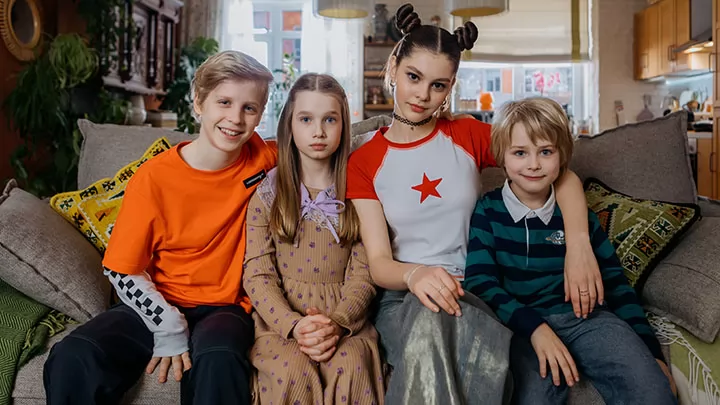 Тизер российского комедийного сериала "Одни дома"