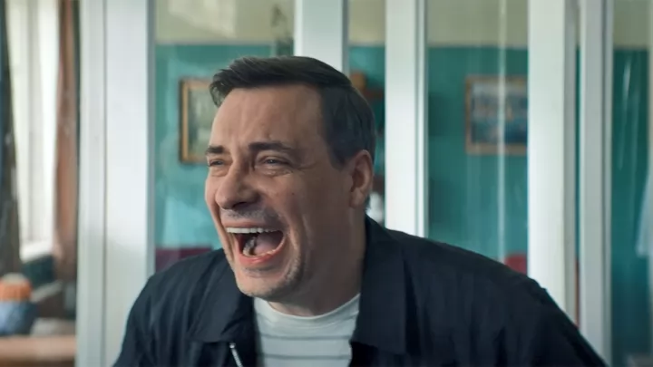 Евгений Цыганов в трейлере комедии "Человек, который смеется"