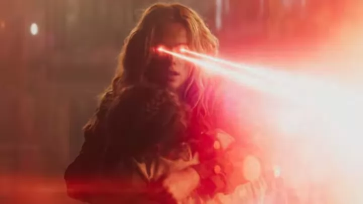 Милли Олкок и Джейсон Момоа в трейлере фильма Супергерл