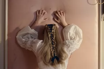 Кожу Марго Робби превратили в обои для стен в "Грозовом перевале"