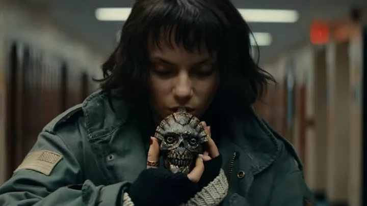 Дафни Кин и Ник Фрост в трейлере фильма Свист