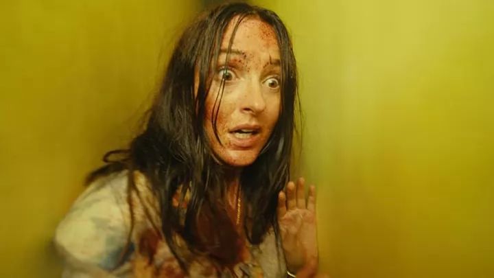 Ренате Реинсве и Чиветел Эджиофор в дублированном трейлере фильма Закулисье реальности