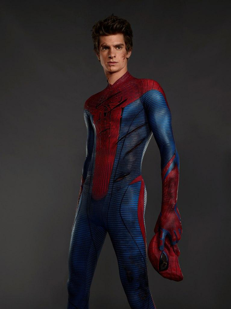 В костюме человека паука
